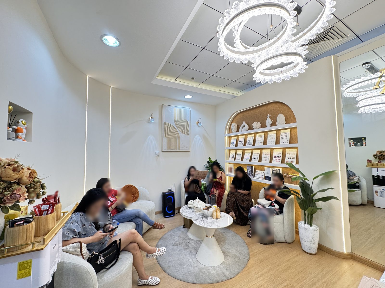 Bên trong tiệm Yana Beauty tại Deira, Dubai