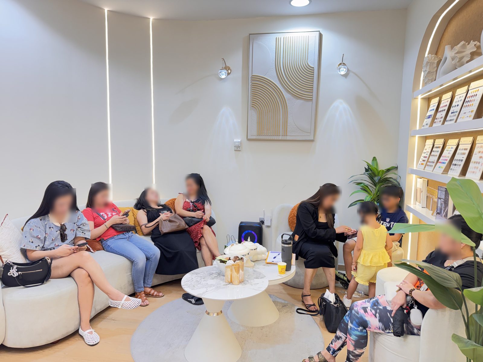 Khu chờ của tiệm