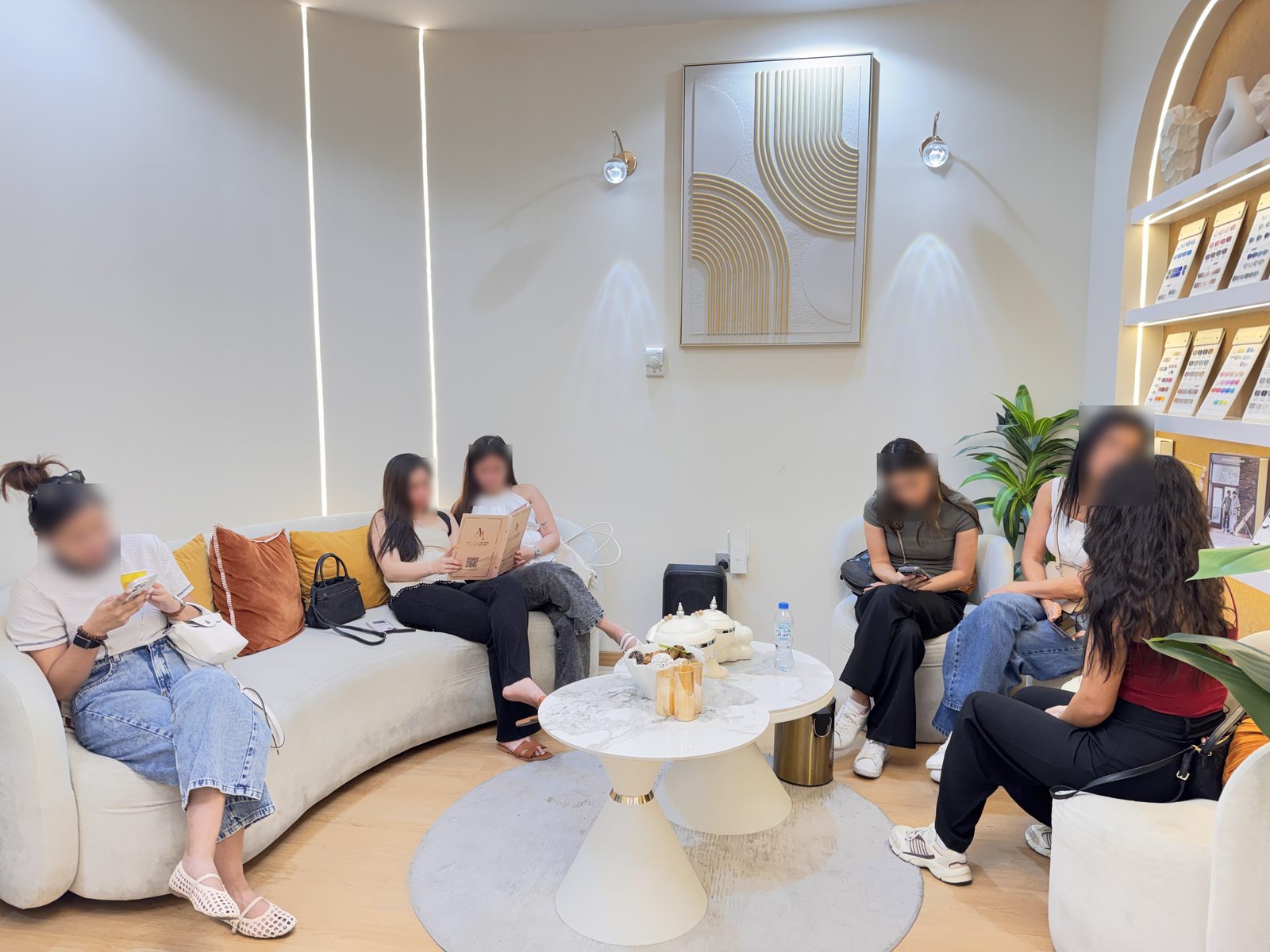 Khu chờ nhìn từ hướng khác