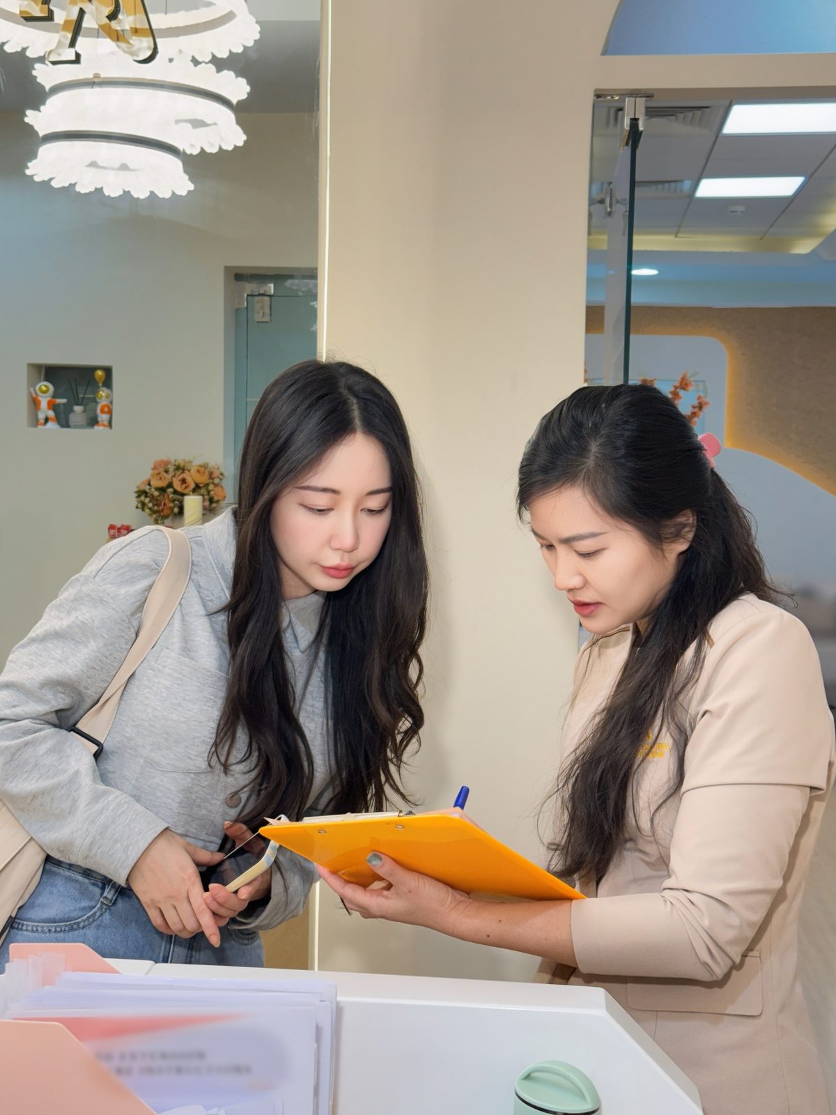 Hai nhân viên trao đổi công việc