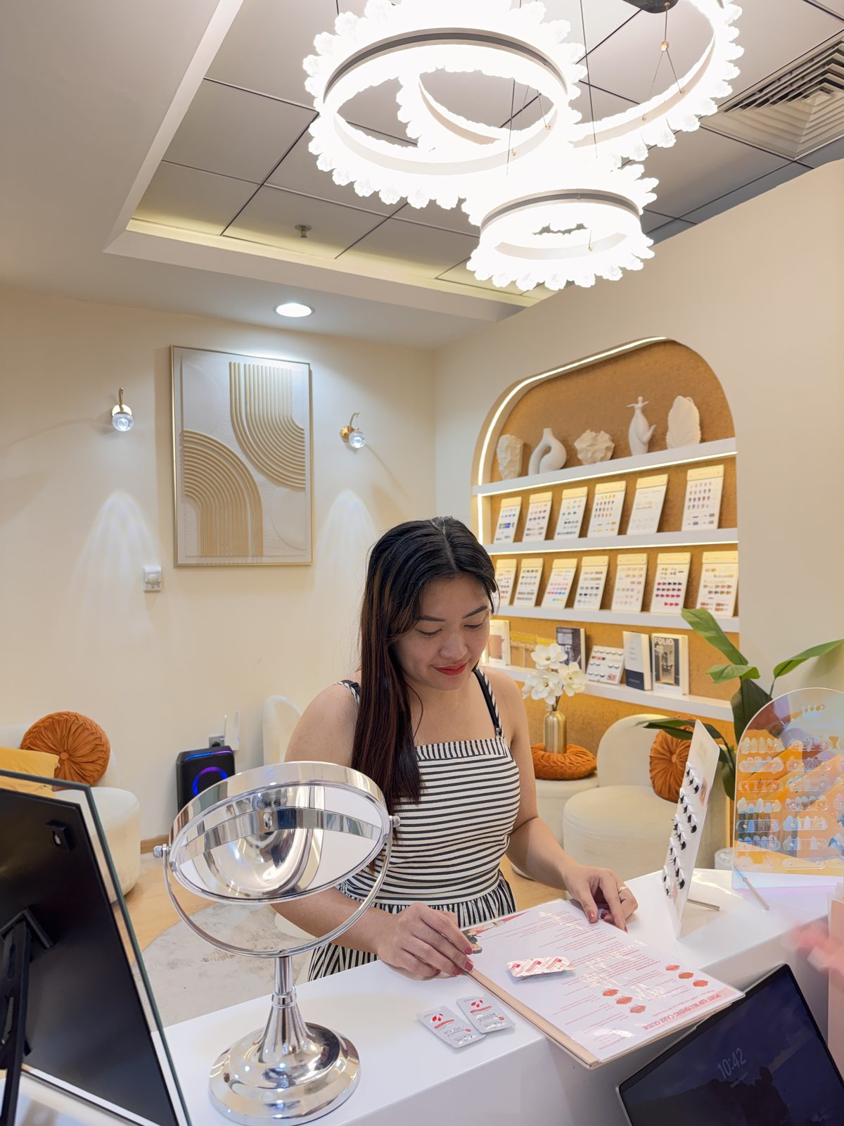 Nhân viên tại quầy lễ tân