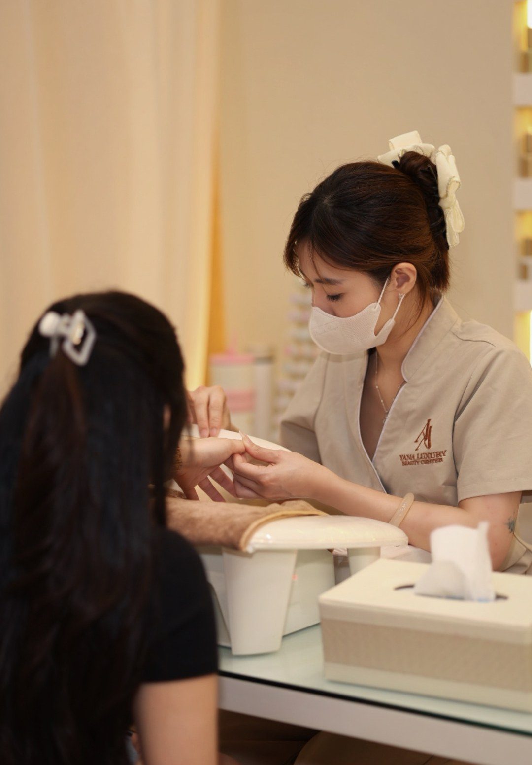 Thợ đang chăm sóc cho khách